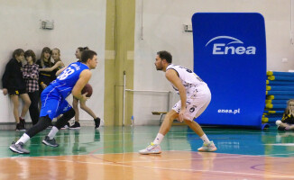 Pilanie wysoko zwyciężają przy ogłuszającym dopingu 