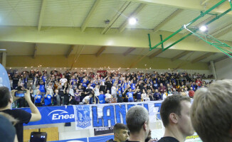 Pilanie wysoko zwyciężają przy ogłuszającym dopingu 