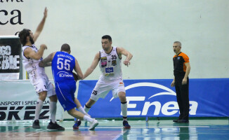 Pilanie wysoko zwyciężają przy ogłuszającym dopingu 