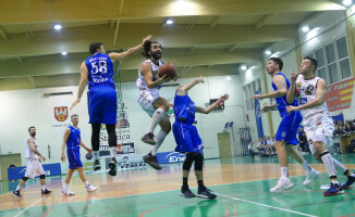 Pilanie wysoko zwyciężają przy ogłuszającym dopingu 