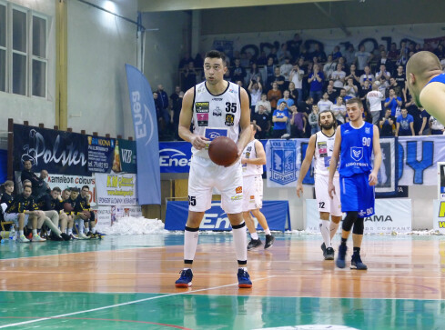 Pilanie wysoko zwyciężają przy ogłuszającym dopingu  - grafika