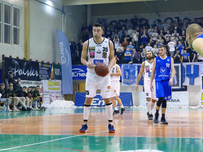 Pilanie wysoko zwyciężają przy ogłuszającym dopingu  - grafika