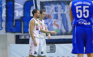 Pilanie wysoko zwyciężają przy ogłuszającym dopingu 