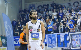 Pilanie wysoko zwyciężają przy ogłuszającym dopingu 