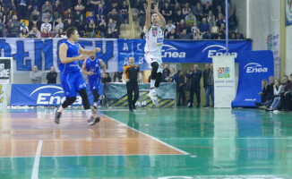 Pilanie wysoko zwyciężają przy ogłuszającym dopingu 