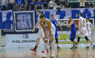 Pilanie wysoko zwyciężają przy ogłuszającym dopingu 