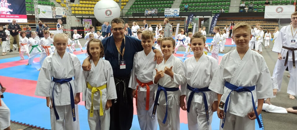 Zawodnicy Klubu Karate Tradycyjnego Shoto na podium