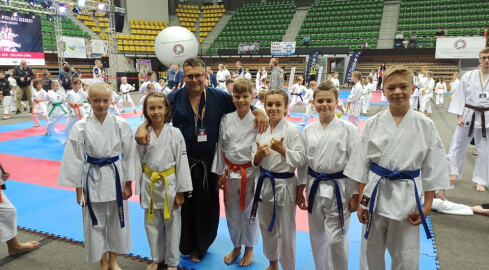Zawodnicy Klubu Karate Tradycyjnego Shoto na podium  - grafika