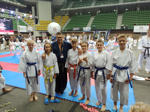 Zawodnicy Klubu Karate Tradycyjnego Shoto na podium  - grafika