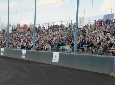 Cisza na stadionie żużlowym w Pile  - grafika