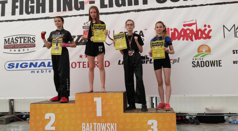 Pilscy kickboxerzy na podium  - grafika