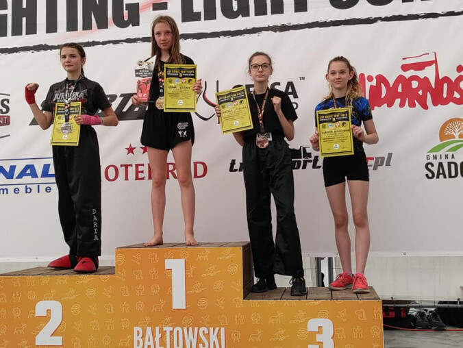 Pilscy kickboxerzy na podium  - grafika