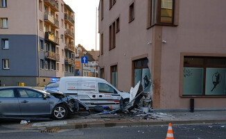 67-latka wjechała w lokal usługowy - ZDJĘCIA