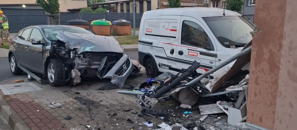 67-latka wjechała w lokal usługowy - ZDJĘCIA