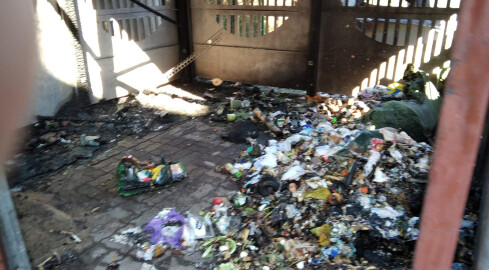 Pożar śmietników uszkodził cztery auta i garaż - grafika