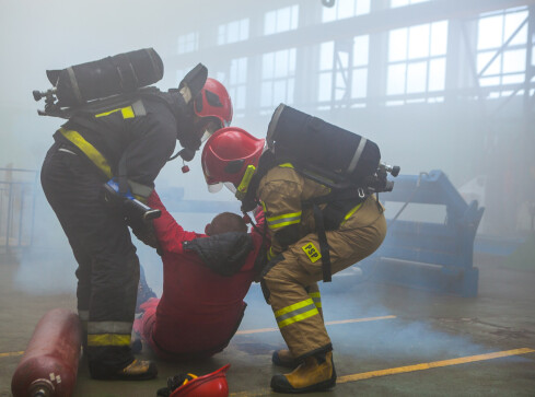 Pożar hali warsztatowej w Exalo Drilling - ćwiczenia strażaków [ZD - grafika