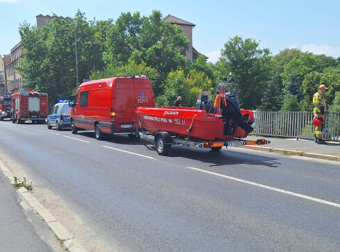 Nietrzeźwy wpadł do kanału burzowego  - grafika