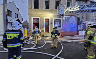 Trzy osoby trafiły do szpitala po pożarze kamienicy w Chodzieży