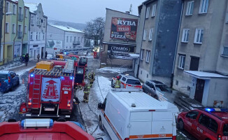 Trzy osoby trafiły do szpitala po pożarze kamienicy w Chodzieży