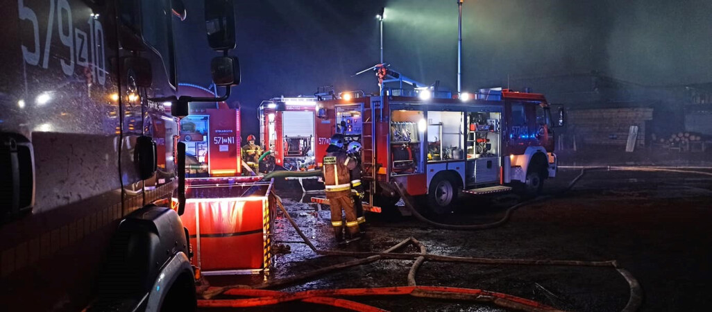 Pożar tartaku w Tucznie. Dwóch strażaków zostało poszkodowanych 