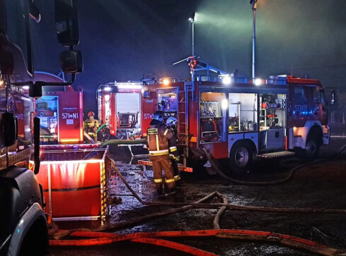 Pożar tartaku w Tucznie. Dwóch strażaków zostało poszkodowanych  - grafika