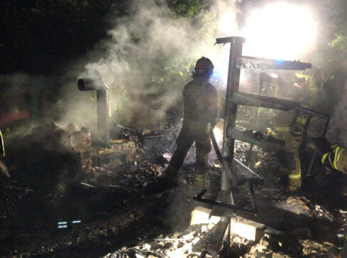 Tragedia na ROD Kalinka. W pożarze altany zginęły dwie osoby - grafika