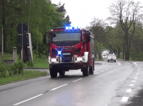 Kawalkada strażackich wozów w drodze nad Jelonki - grafika