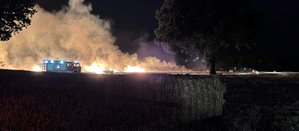 54-latka podpalała baloty. 27-latek podpalił skład drewna