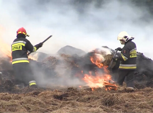 Pożar balotów słomy - VIDEO  - grafika