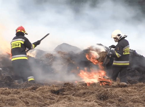 Pożar balotów. Trwa akcja gaśnicza - grafika