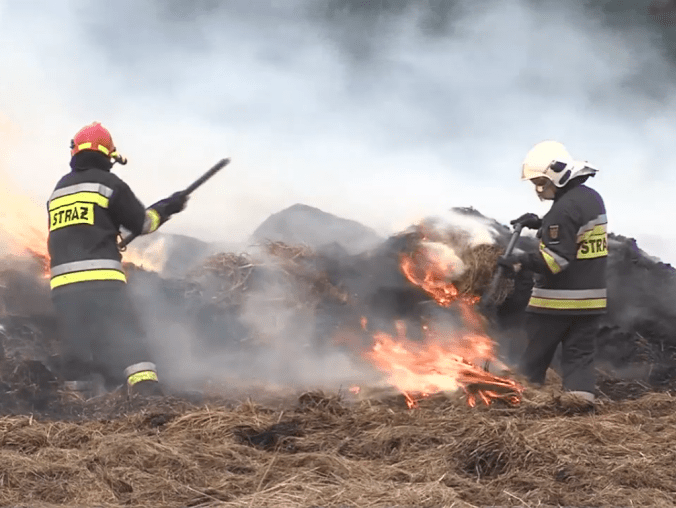 Pożar balotów. Trwa akcja gaśnicza - grafika