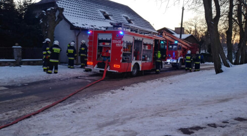 Strażacy gasili płonący olej  - grafika