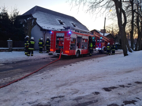 Strażacy gasili płonący olej  - grafika