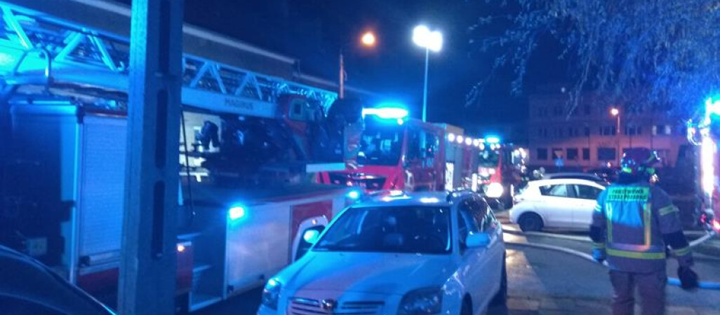 Ewakuowano mieszkańców budynku. W nocy wybuchł pożar