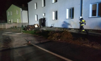 Ewakuowano mieszkańców budynku. W nocy wybuchł pożar 