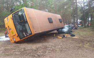 Zderzyły się trzy samochody i autobus szkolny 