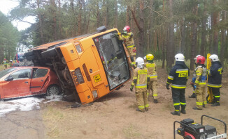Zderzyły się trzy samochody i autobus szkolny 