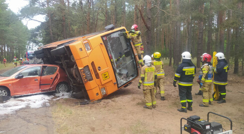 Zderzyły się trzy samochody i autobus szkolny  - grafika