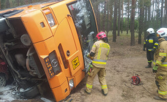 Zderzyły się trzy samochody i autobus szkolny 