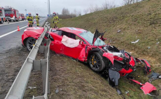 Rozbite Ferrari za 1,5 mln zł na obwodnicy Wyrzyska 