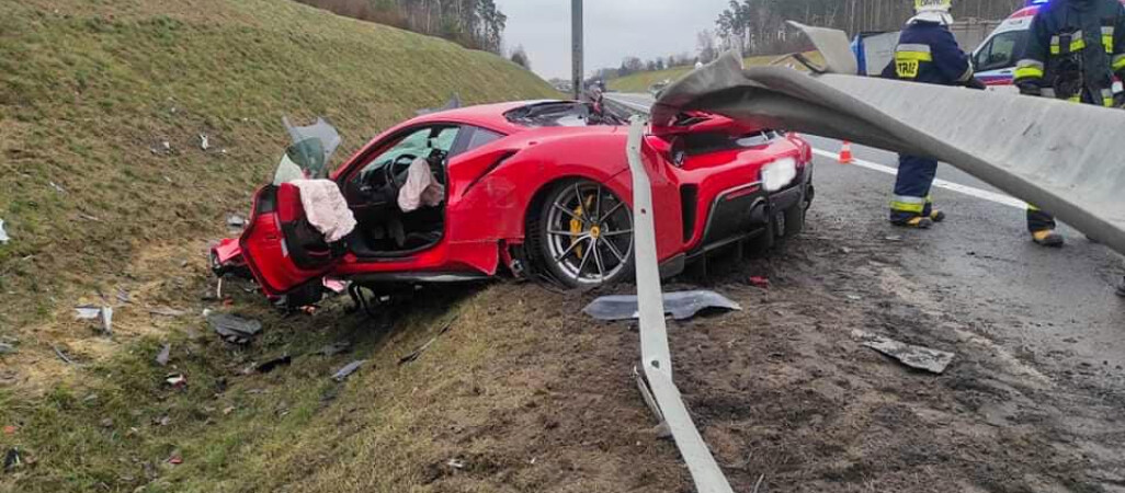 Rozbite Ferrari za 1,5 mln zł na obwodnicy Wyrzyska 
