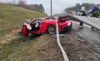 Rozbite Ferrari za 1,5 mln zł na obwodnicy Wyrzyska 