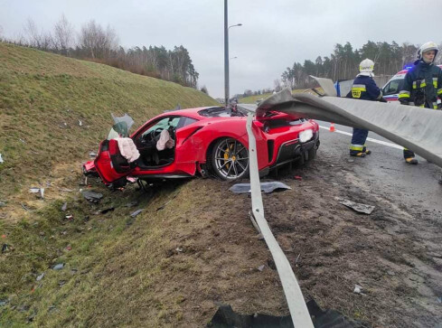 Rozbite Ferrari za 1,5 mln zł na obwodnicy Wyrzyska  - grafika