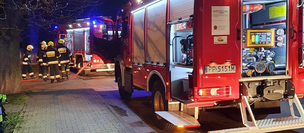 Pozostawiona w gniazdku ładowarka spowodowała pożar