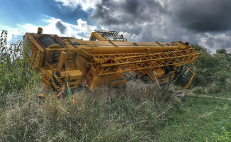 Dźwig w rowie, kierowca w szpitalu 