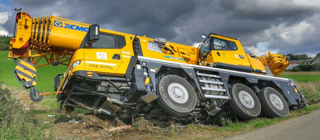 Dźwig w rowie, kierowca w szpitalu 