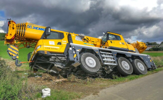 Dźwig w rowie, kierowca w szpitalu 