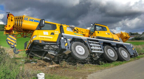 Dźwig w rowie, kierowca w szpitalu  - grafika