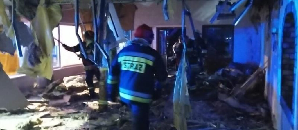 Gapie utrudniali pracę strażakom. Spłonął lokal gastronomiczny