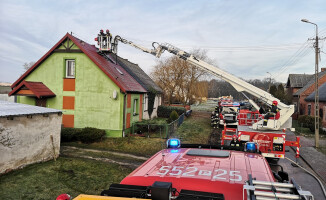 Pożar domu jednorodzinnego. Mieszkańcy zdążyli opuścić mieszkanie 